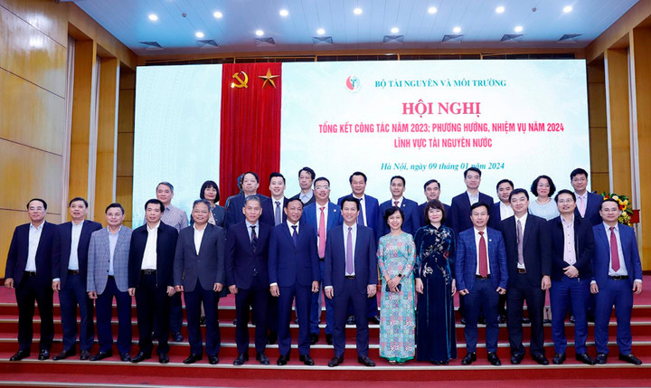 Bộ trưởng Đặng Quốc Khánh chụp ảnh lưu niệm với lãnh đạo các vị trong lĩnh vực quản lý tài nguyên