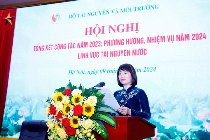Thay mặt bốn cơ quan, Chánh Văn phòng Thường trực Ủy ban sông Mê Công Việt Nam Nguyễn Thị Thu Linh báo cáo hội nghị công tác quản lý trong năm 2023 và triển khai nhiệm vụ năm 2024