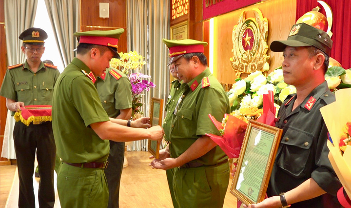 Ban Giám đốc Công an TP.HCM trao thư khen cho tập thể, cá nhân. (Ảnh Công an cung cấp)