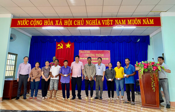 BHXH Việt Nam đã tổ chức nhiều đợt tặng thẻ BHYT cho người có hoàn cảnh khó khăn (Ảnh: Chính phủ)