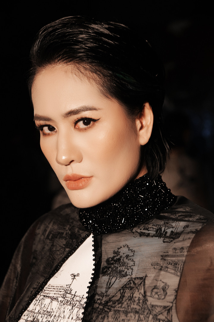 Minh Cúc hiện là mẹ đơn thân. Dù con gái nhỏ gặp vấn đề sức khỏe nhưng nữ diễn viên vẫn chọn cách sống lạc quan, vừa chăm con vừa làm việc hết mình, để chinh phục khán giả qua từng vai diễn.