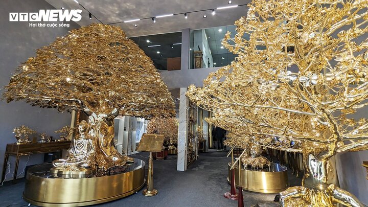 Chiêm ngưỡng cây bồ đề mạ vàng, nặng hơn 1 tấn ở TP.HCM