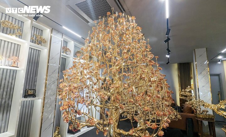 Chiêm ngưỡng cây bồ đề mạ vàng, nặng hơn 1 tấn ở TP.HCM