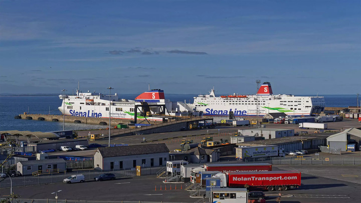 Những người nhập cư trái phép vào Ireland được phát hiện trong một chiếc xe container đông lạnh ở cảng Rosslare ngày 9/1. (Ảnh: Bloomberg)