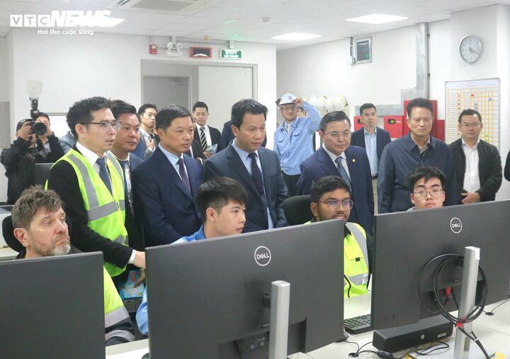 Ông Đặng Quốc Khánh, Ủy viên Ban chấp hành Trung ương Đảng, Bộ trưởng Bộ Tài nguyên và Môi trường cùng các đại biểu thăm quan nhà máy.