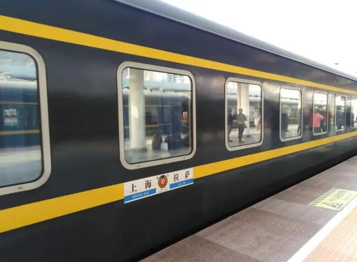 Chuyến tàu này mang số hiệu Z165, xuất phát từ ga Thượng Hải ở phía đông đến ga Lhasa của khu tự trị Tây Tạng ở phía Tây Trung Quốc.