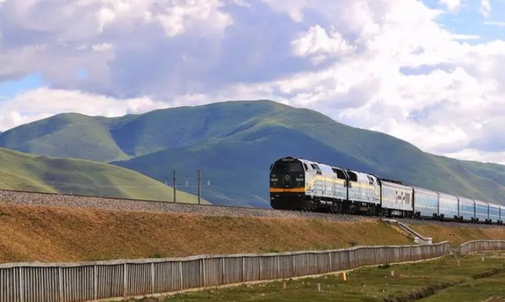 Chuyến tàu đi qua 15 thành phố, với tổng chiều dài hành trình là 4.327km và mất gần 47 giờ. Hành khách sẽ phải chi trả 400 nhân dân tệ (khoảng 1,4 triệu đồng) cho một vé ghế ngồi, trong khi vé giường nằm là 800 nhân dân tệ (hơn 2,7 triệu đồng).