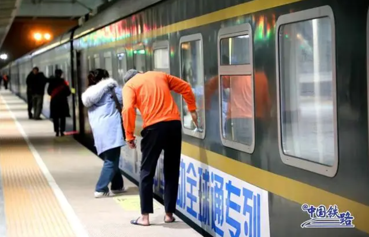 Bên cạnh đó, hành khách sẽ nhận thấy một hiện tượng thú vị trong thời gian tàu dừng ga, các nhân viên sẽ xuống tàu lau cửa sổ và nhiều hành khách cũng chủ động giúp đỡ.