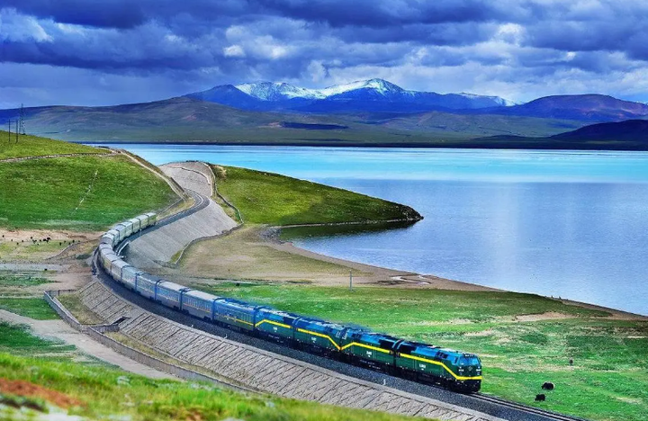 Dọc tuyến đường, du khách trên tàu có thể thưởng thức phong cảnh tuyệt vời của hồ Thanh Hải, núi Côn Lôn, núi Khả Khả Tây Lý, dãy Đường Cổ Lạp,... hay bầu trời trong vắt trên những đồng cỏ xanh, những dãy núi phủ tuyết và nếu may mắn có thể ngắm hoàng hôn tuyệt mĩ từ cửa sổ tàu. Do đó, tuyến Thượng Hải - Lhasa được mệnh danh là chuyến tàu đẹp nhất Trung Quốc.