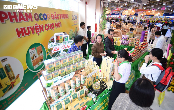 Các sản phẩm OCOP, đặc sản địa phương được người tiêu dùng ưa chuộng dịp Tết. (Ảnh: Đại Việt)