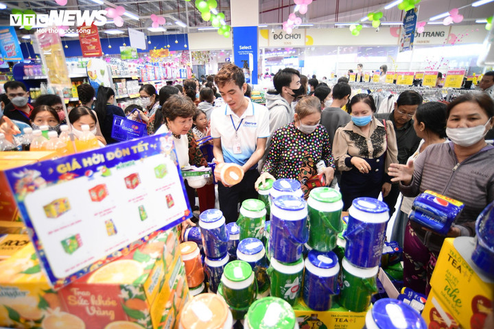 Mùa mua sắm Tết Nguyên đán chính thức bắt đầu từ ngày 11/1 tại nhiều siêu thị ở TP.HCM. (Ảnh: Đại Việt)