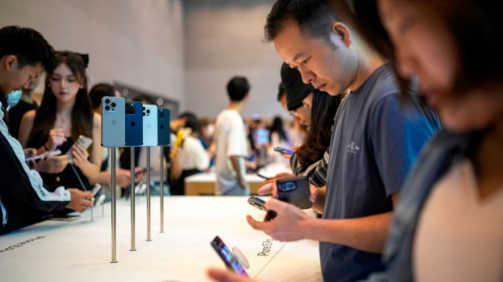 Doanh thu iPhone ở Trung Quốc giảm mạnh trong tuần đầu năm 2024. (Ảnh: Reuters)