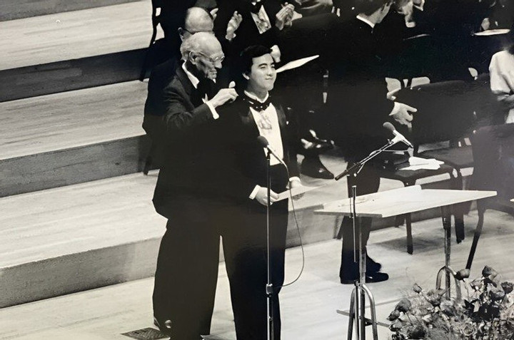 Năm 1988, Khổng Tường Đông giành giải nhất trong cuộc thi piano quốc tế Gina Bacall tại Mỹ. Ông thể hiện xuất sắc các tác phẩm "khó nhằn" như bản Rhapsodie espagnole của Franz Liszt, Waltz of the Flowers của Tchaikovsky và bản Sonata thứ hai sắc sảo và bốc lửa của Robert Muczynski.