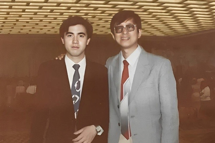 Khổng Tường Đông (bên trái) 17 tuổi và người thầy Phạm Đại Lôi.