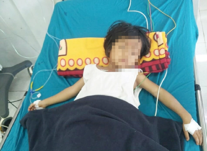 Một em nhỏ đang điều trị tại bệnh viện.