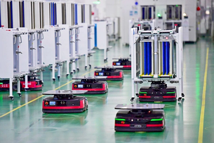 Robot thông minh làm việc tại nhà máy sản xuất pin mặt trời ở Tây An, tỉnh Thiểm Tây (Trung Quốc). (Ảnh: Tân Hoa Xã)