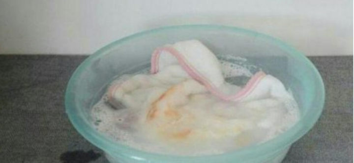 Hỗn hợp nước ấm và muối đơn giản nhưng hiệu quả. (Nguồn: Aboluowang)