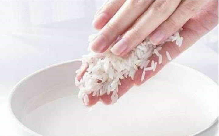 Nước vo gạo có nhiều công dụng cho da và làm sạch khăn. (Nguồn: Aboluowang)