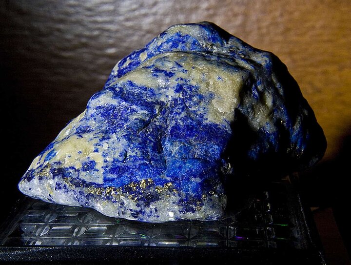Loại đá tên là Lapis Lazuli màu xanh đậm này đã được đánh giá cao từ thời cổ đại vì màu sắc rực rỡ. Nó là hỗn hợp của một số khoáng chất, bao gồm lazurite, canxit và pyrit, trong đó chất lazurite (một khoáng chất silicat được tạo ra thông qua quá trình biến chất tiếp xúc của đá vôi) mang lại cho nó màu xanh đặc biệt. Sự hiện diện của các khoáng chất khác mang lại cho nó một kết cấu và vẻ ngoài độc đáo, trong đó chất pyrite thường tạo ra “hiệu ứng đêm đầy sao” trên nền xanh đậm của chất nền lazurite. Loại đá này đã được dùng trang trí trong các thời đại Pharaoh, và được nghiền thành chất màu để vẽ các kiệt tác trong thời Phục hưng. (Ảnh: Orbital Joe)