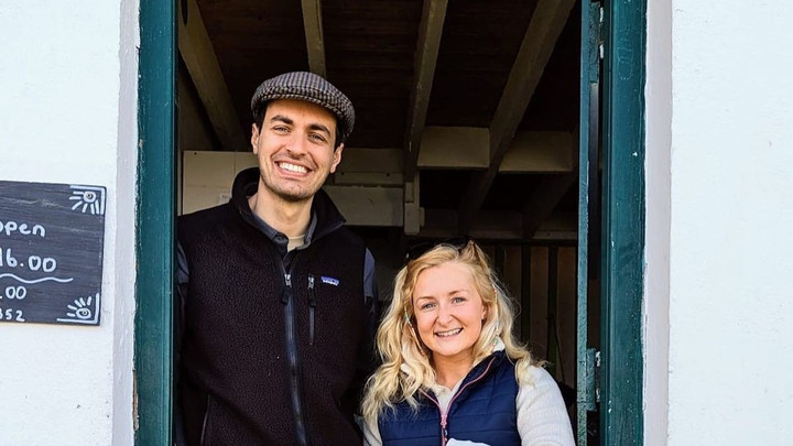 Daniel Regan (bên trái) và Emily Campbell hạnh phúc khi sống tại đảo Great Blasket. (Ảnh: Instagram/@greatblasketcaretaker)