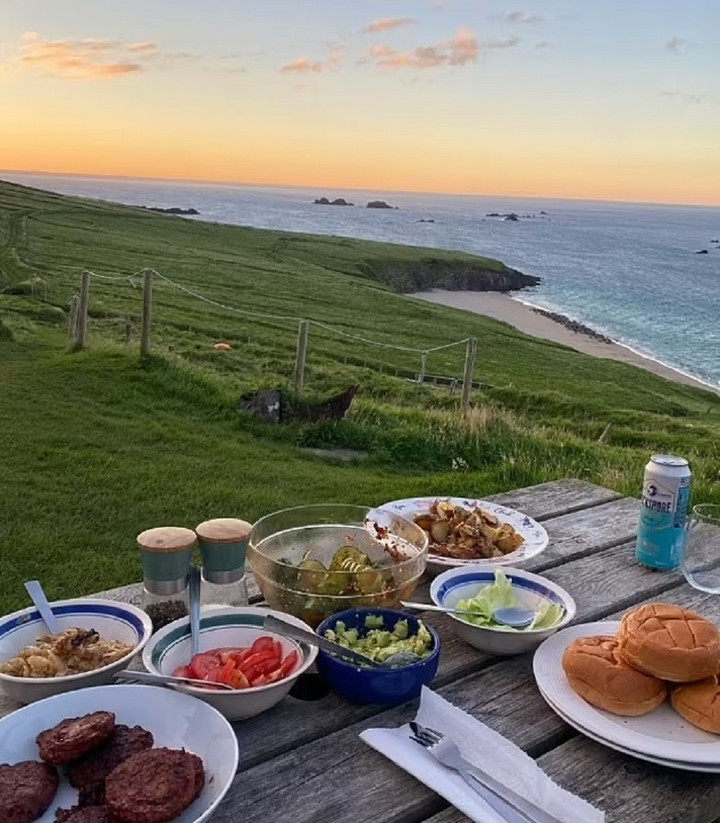 Hàng ngày họ có thể ngắm hoàng hôn và bình minh. (Ảnh: Instagram/@greatblasketcaretaker)