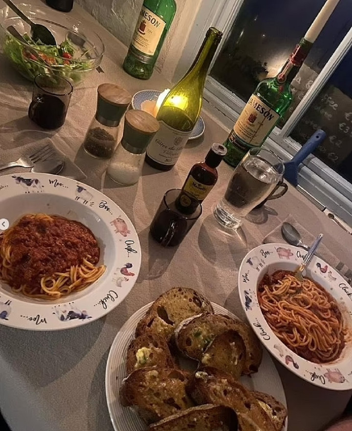 Cặp đôi có thể nấu nướng, làm bữa tối dù thiếu điện. (Ảnh: Instagram/@greatblasketcaretaker)