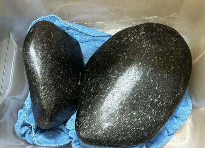 Cục đá được nhóm người "phù phép" có tính năng huỷ diệt kim loại rao bán giá hơn 306 tỷ đồng.