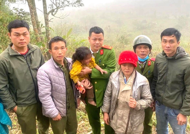 Lực lượng Công an và dân bản đã tìm thấy cháu bé 2 tuổi ở trong rừng. (Ảnh Công an Quế Phong)