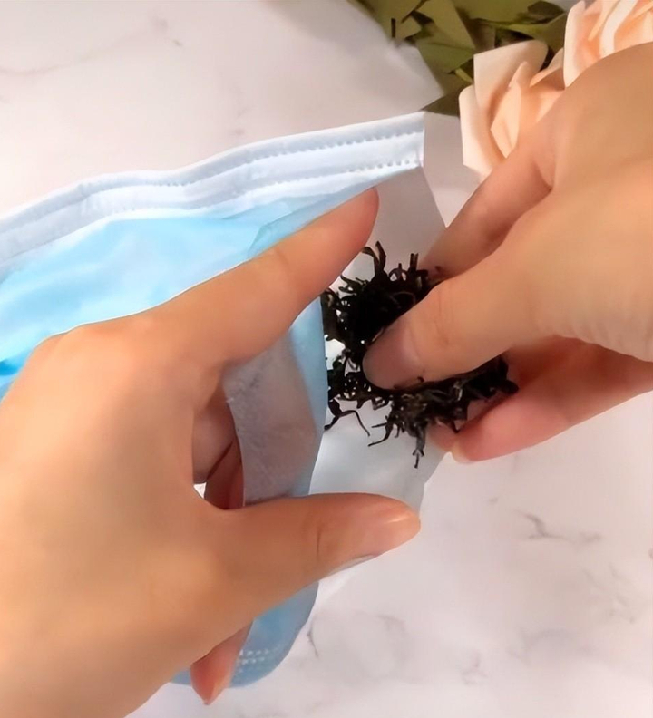 Khử mùi hôi là một trong những tác dụng của việc đặt khẩu trang vào tủ lạnh. (Ảnh: Sohu)