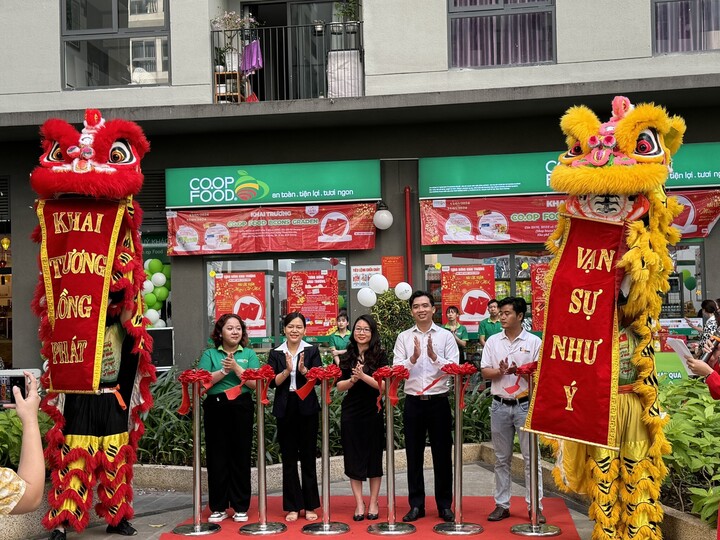 Tưng bừng khai trương 2 cửa hàng Co.op Food tại Bình Dương.