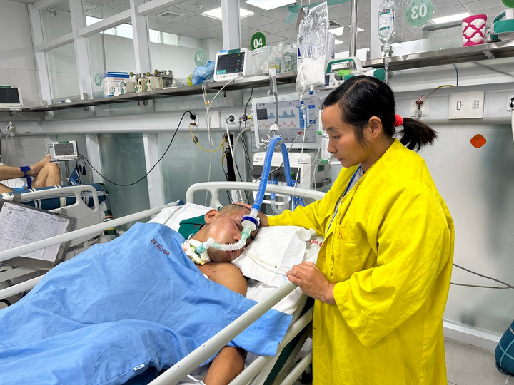 Anh Tuấn bị hôn mê sâu sau tai nạn giao thông. (Ảnh: Nguyễn Ngoan)