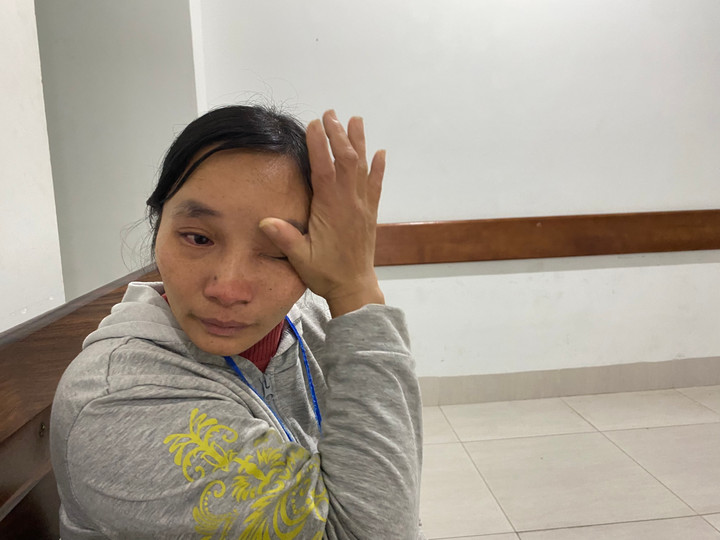 Người phụ nữ bật khóc khi nghĩ đến cảnh phải đưa chồng về nhà chờ chết, vì hoàn cảnh nghèo khó không có tiền chạy chữa. (Ảnh: Nguyễn Ngoan)