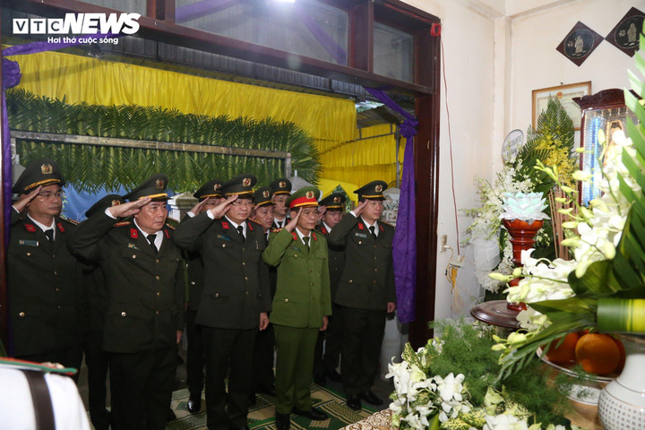 Ban giám đốc Công an Thừa Thiên - Huế đến viếng Trung tá Trần Duy Hùng. (Ảnh: CACC)