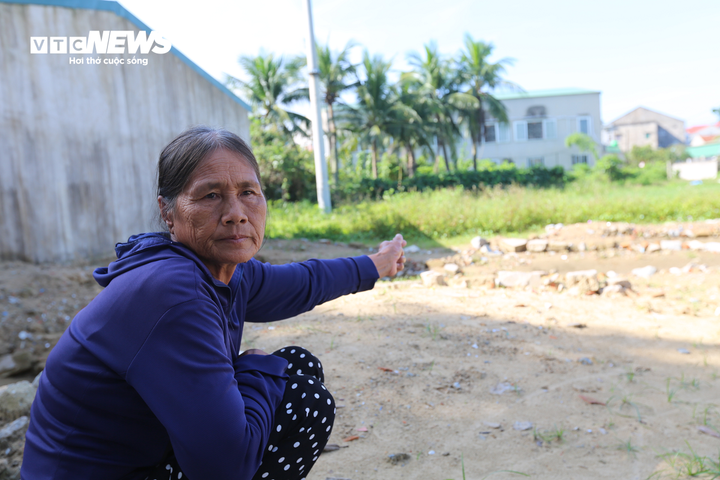 Tuổi già, hết sức lao động lại phải nuôi 2 con tâm thần khiến bà Bảy rơi vào cảnh túng quẫn. (Ảnh: Trọng Tùng)