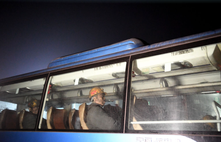 Những thợ mỏ được giải cứu trên xe di chuyển đến nơi an toàn. (Ảnh: Tân Hoa Xã)