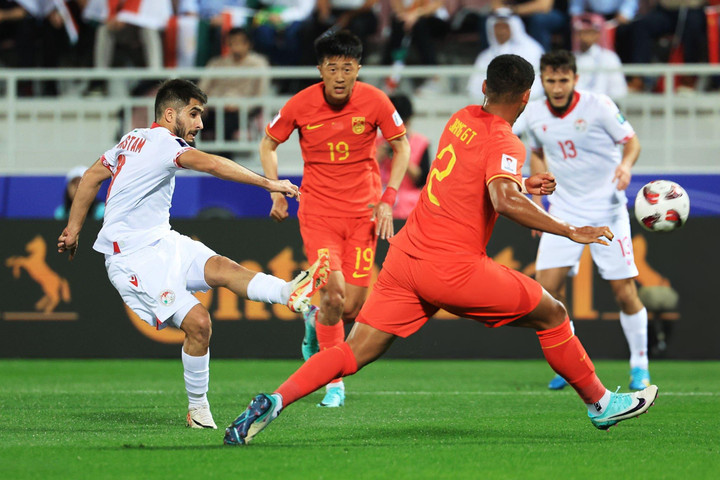 Các cầu thủ Tajikistan phung phí cơ hội. (Ảnh: Getty Images)