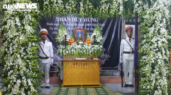 Đồng đội thay nhau túc trực bên linh cữu anh.