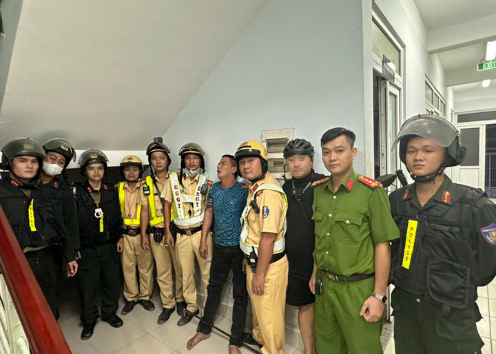 Lực lượng chức năng bắt giữ tên cướp xe máy của cô gái trẻ.