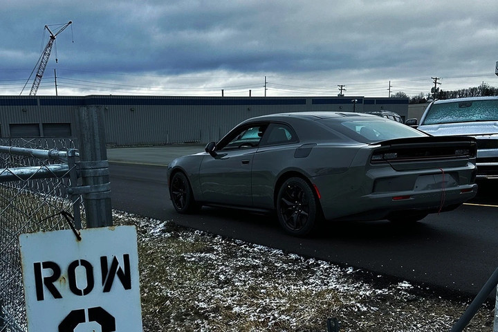 Phần mui của xe vuốt đều xuống khoang hành lý với dạng hatchback giúp tối ưu không gian nội thất cũng như góp phần vào khả năng vận hành trên đường đua. Mẫu xe này cũng được trang bị cánh gió khí động học cỡ nhỏ, nằm phía trên cụm đèn hậu cũng có dạng vuông, kết hợp cùng hệ thống âm thanh ống xả giả lập Fratzonic.