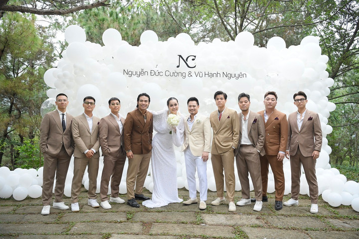 Ngàu 14/1, hôn lễ của nhạc sĩ Nguyễn Đức Cường và ca sĩ Vũ Hạnh Nguyên diễn ra tại khu nghỉ dưỡng nằm ở ngoại ô Hà Nội. Cô dâu chú rể bao trọn cả khu nghỉ dưỡng, chỉ mời những người thân thiết nhất để hôn lễ được đảm bảo tính riêng tư. Đông đảo nghệ sĩ, ca sĩ nổi tiếng cũng góp mặt chúc phúc cho cặp đôi.