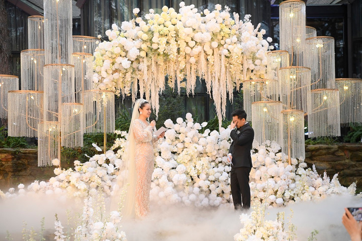 Vũ Hạnh Nguyên diện váy cưới được đặt riêng với thiết kế lộng lẫy, phần đá lấp lánh đính kết xuyên suốt thân váy.