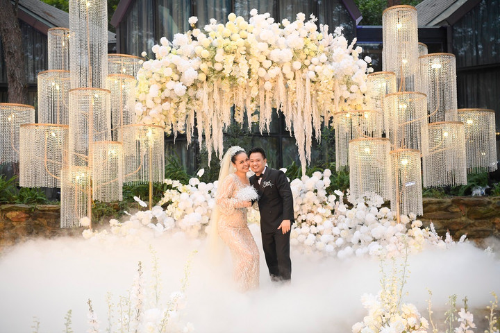 Nam nhạc sĩ đáp lời vợ: "Anh luôn hy vọng rằng anh sẽ luôn là người đàn ông tốt, cố gắng từng ngày để có thể che chở và bảo vệ cho em. Anh cảm ơn em những lúc bên cạnh anh, lúc vui cũng như những lúc buồn, ngay cả khi sau này chúng ta không còn khoẻ khoắn, thì anh luôn mong muốn người có thể chia sẻ với anh, đồng hành với anh, chính là Vũ Hạnh Nguyên".