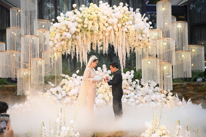 Nguyễn Đức Cường xúc động hứa với người bố vợ đã khuất: "Ngày hôm nay không có bố Mạnh ở đây - bố vợ của tôi, và lúc ông mất tôi cũng chưa hứa hẹn gì cả. Nhưng tôi có nghĩ rằng là khi ngày này đến, tôi hứa tôi sẽ cố gắng, để ở trên cao kia ông nhìn xuống sẽ thấy tôi là người đàn ông có thể che chở cho Hạnh Nguyên".