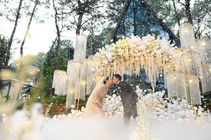 Sau màn thề hẹn và trao nhẫn cưới, Vũ Hạnh Nguyên cùng Nguyễn Đức Cường trao cho nhau nụ hôn lãng mạn.