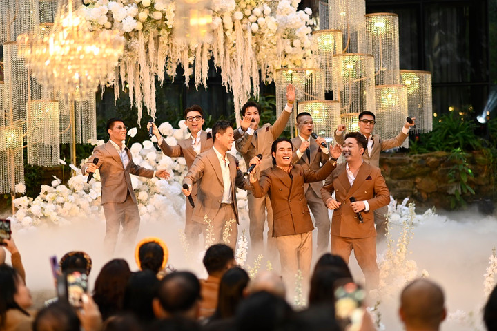 Những người bạn thân thiết của cô dâu chú rể: Ca sĩ Tuấn Hưng, Yanbi, nhóm OPlus, nhạc sĩ Dương Trường Giang ngẫu hứng biểu diễn những ca khúc ý nghĩa mừng hạnh phúc cặp đôi. Sau 8 năm gắn bó, Vũ Hạnh Nguyên và nhạc sĩ Nguyễn Đức Cường đã quyết định tổ chức hôn lễ, đánh dấu một chặng đường mới trong sự chúc phúc của đông đảo người thân, bạn bè.