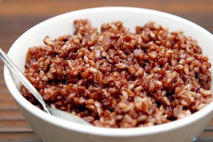 Gạo lứt là loại gạo sở hữu đựng được nhiều Vi-Ta-Min, nhất là hóa học xơ, Vi-Ta-Min B1, B2, E, magie, mangan, sắt… nên chất lượng cho tới sức mạnh. (Ảnh: Brightside)