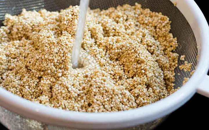 Hạt quinoa à một trong mỗi đồ ăn thay cho thế cho tới cơm trắng White ko chứa chấp gluten, dung lượng protein cao, nhiều calci, Fe, magie, hóa học xơ và Vi-Ta-Min. (Ảnh: Brightside)