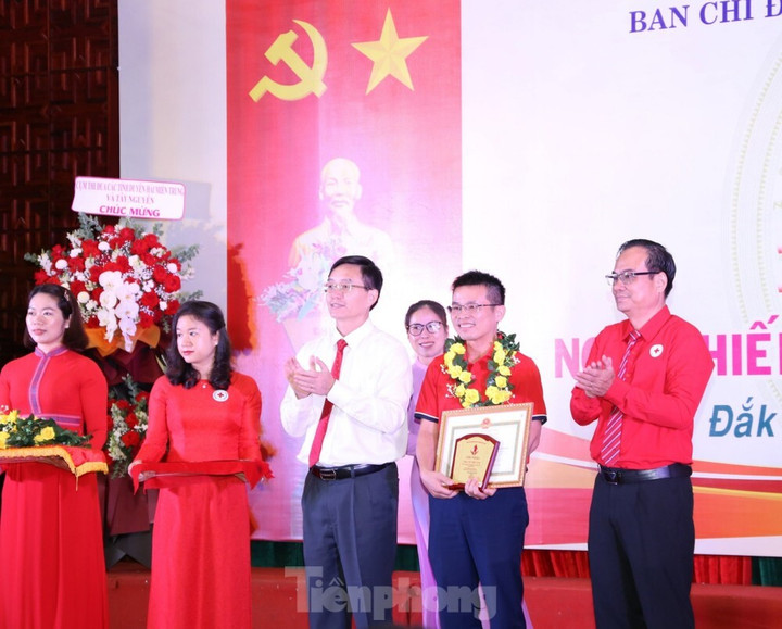 Anh Vinh được nhận bằng khen của tỉnh Đắk Lắk vì đã có thành tích xuất sắc trong hiến máu tình nguyện.