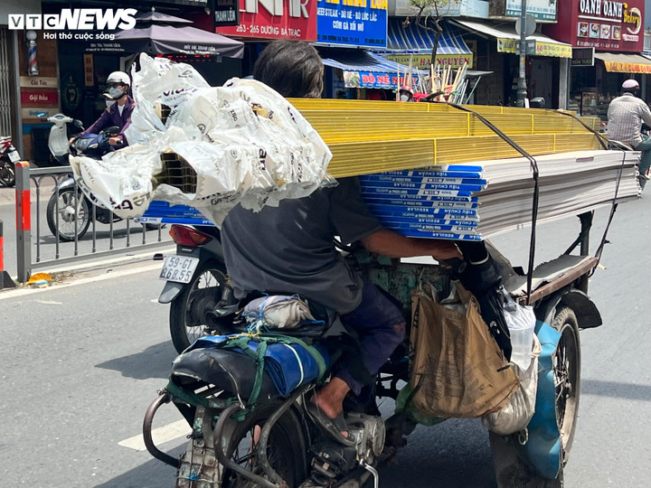 Tài xế chở theo hàng chục thanh sắt đai hơn 2m, chạy bạt mạng trên đường Dương Bá Trạc, quận 8, TP.HCM.