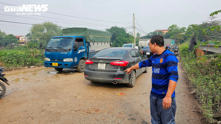 Những hôm trời mưa, nước ứ đọng trên cầu trở thành “cái bẫy” đối với người đi đường.